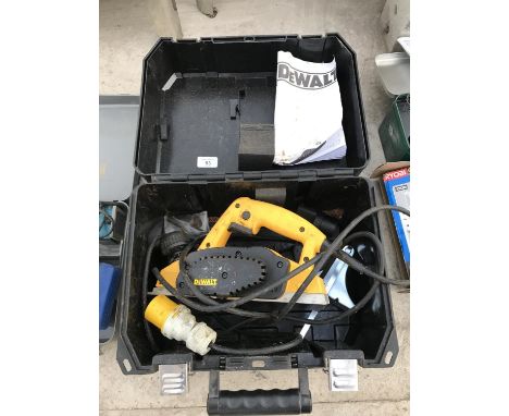 A DEWALT 110 VOLT PLANER - MODEL DW680 WITH CASE AND INSTRUCTION MANUAL - SOLD IN WORKING ORDER 