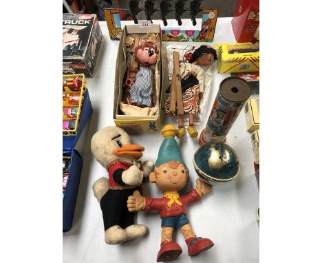 MIXED TOYS - TWO VINTAGE PELHAM PUPPETS, (ONE BOXED), BENDY TOY NODDY FIGURE ETC 