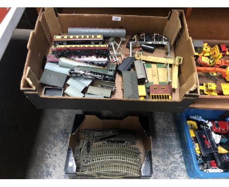 A COLLECTION OF VINTAGE OO GAUGE MODEL RAILWAY ITEMS TO INCLUDE LOCOMOTIVES, CARRIAGES, VINTAGE SIGNALS ETC 
