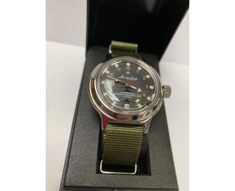 A BOXED GENTS SWISS ARMY WATCH 