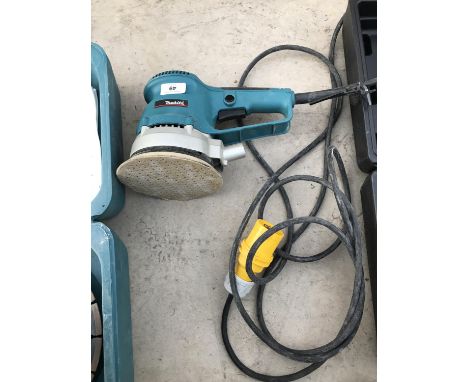 A MAKITA 110 VOLT ORBITAL SANDER - MODEL BO6030 - SOLD IN WORKING ORDER 