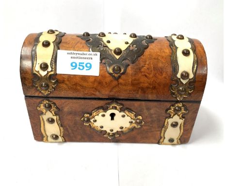 A WALNUT LIDDED TEA CADDY 