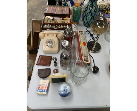 A COLLECTION OF ASSORTED ITEMS TO INCLUDE A VINTAGE DIAL TELEPHONE 