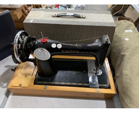 A VINTAGE SINGER SEWING MACHINE WITH LID 