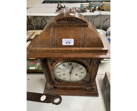 A VICTORIAN WOODEN MANTLE CLOCK 