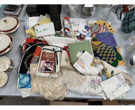 A COLLECTION OF VINTAGE LINENS AND BLANKETS ETC 