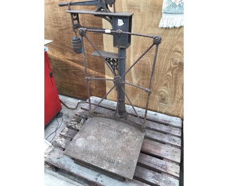 A SET OF ORNATE VINTAGE INDUSTRIAL SCALES STAMPED W &amp; T AVERY BIRMINGHAM WITH WEIGHTS 
