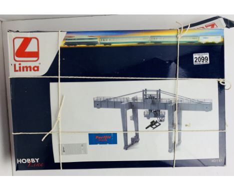 Lima HO/OO Container Crane Kit - Boxed - Contents Unchecked. P&amp;P Group 2 (£18+VAT for the first lot and £3+VAT for subseq