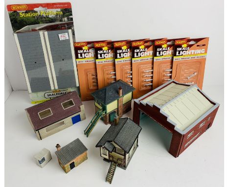 5x Hornby Skaledale Buildings (Unboxed), R8614 Straight Platforms &amp; 6x Skale Lighting. P&amp;P Group 3 (£25+VAT for the f