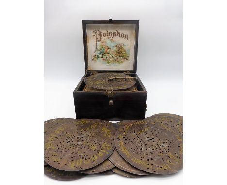 Polyphon um 1900 mit 12 Lochplatten, Holzgehäuse bez. Polyphon, Scharnierdeckel, innenlithografiertes Deckelbild, Werk läuft 