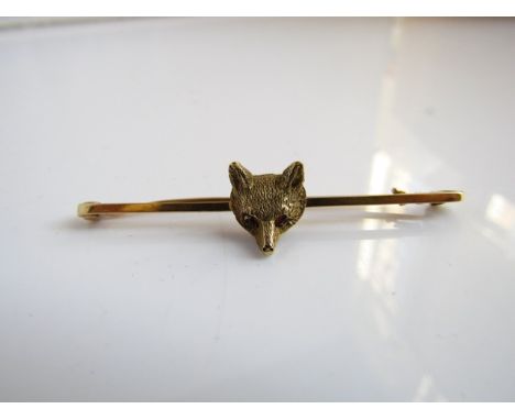 A 14ct gold bar brooch, centred with a fox head motif, ruby-set eyes, 3.8g