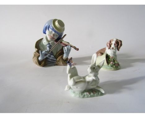 A Lladro Daisa half-length figure of a clown violinist, together with Lladro Daisa groups of a puppy with a flower pot and a 