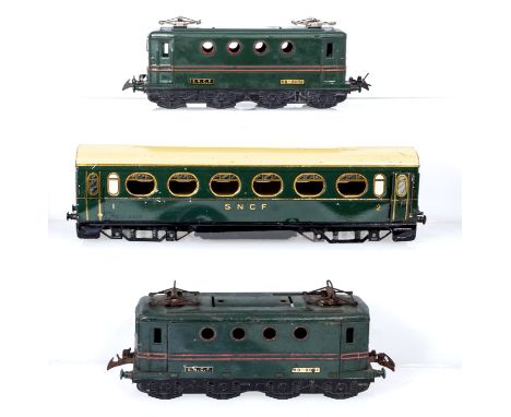 French Hornby SNCF  BB 8051 locomotives and a 1st and 2nd class carriage, shells only