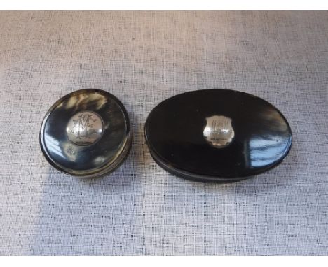 AN OVAL HORN SNUFF BOX with silver cartouche stamped 'W D & Co' and  similar circular example with glass bottom