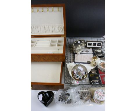 A tray of mixed collectables to include a desk calendar, trinket box, desk clock and a small collection of coins together wit