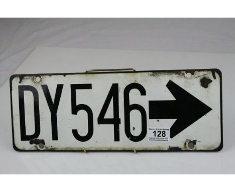 Enamel Sign ' DY546 ' with a directional arrow, 38cms x 14cms