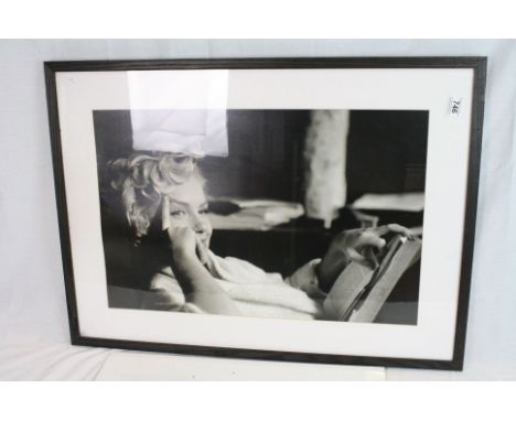 A monochrome framed art print portrait of American starlet Marilyn Monroe 44 x 66cm