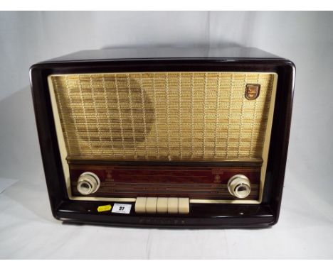 A good quality vintage bakelite Philips radio No. BA20656 type No. B363G63A, 30 cm x 40 cm x 18.5 cm