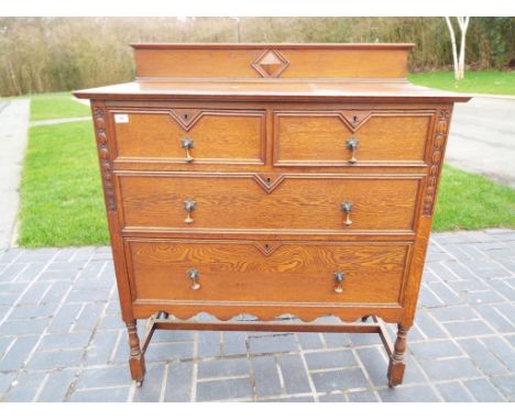 A good quality oak two over two chest of drawers 122 cm (h) x 106 cm x 48.5 cm