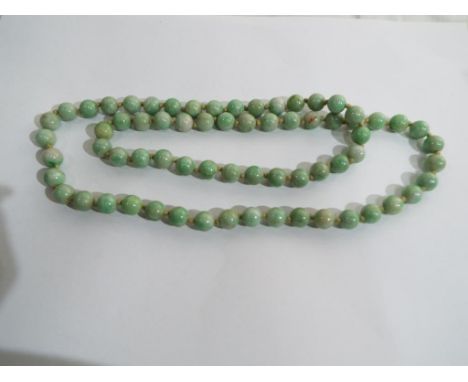 A good quality jade knotted bead necklace. Estimate £30 - £50