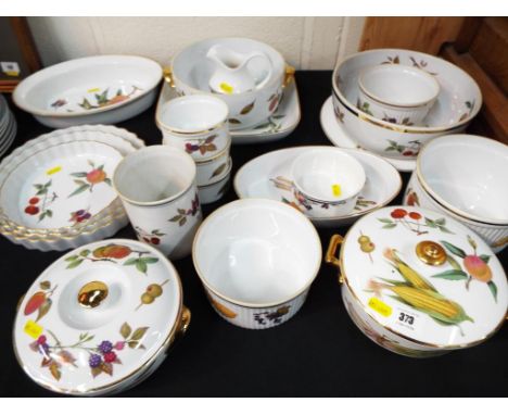 A good lot to include 19 pieces of ceramic tableware by Royal Worcester and two pieces of Royal Doulton in the Autumn Glory p