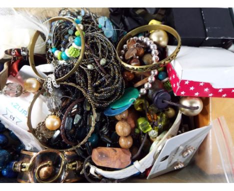 A mixed lot of modern and vintage costume jewellery