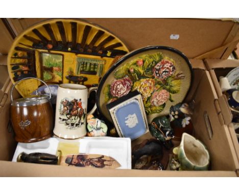 Franklin Mint John Wayne limited edition display plate and similar display knife, a Jasperware trinket dish, a vintage wooden