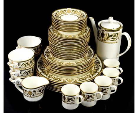 Royal Worcester 'Windsor' pattern part dinner service,