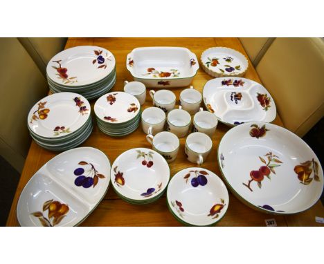 A Royal Worcester Evesham pattern dinner service