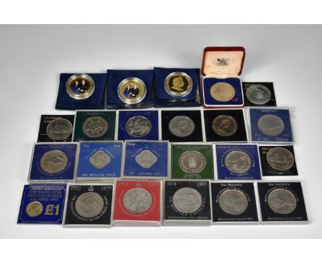 A large collection of vintage commemorative coins comprising of Bailwick of Guernsey, Ten Shilling Piece, 1066-1966; TSB Trus