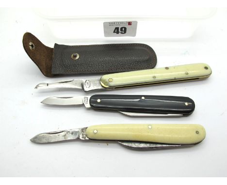 Saynor, faux scales, single worn blade, brass linings, 10cm; Holland Sheffield, faux scales, two blades, brass linings, 9cm; 