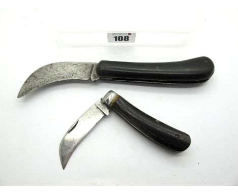 Saynor Pruning Knife, stag scales, steel bolsters, 9cm; pruning knife, no name, 12cm. (2)