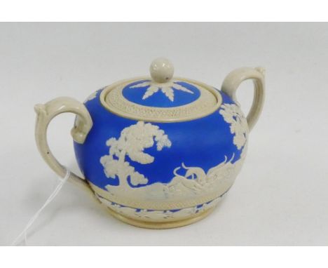 Copeland Spode twin handled sugar bowl and cover with "Hunting Hounds" pattern, 16cm wide