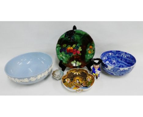 Mixed lot to include a Copeland Spode Italian blue and white bowl, a Wedgwood bowl, Staffordshire Toby jug, Japanese dishes a