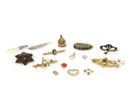 A collection of gold jewellery, to include a 9ct gold garnet brooch with bloomed finish and metal pin, Chester 1916, a gold a