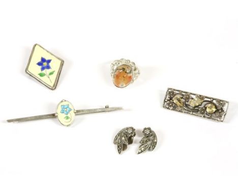 An Arts &amp; Crafts sterling silver ring, with an oval cabochon moss agate, rub set to the centre, a surround of incised lea