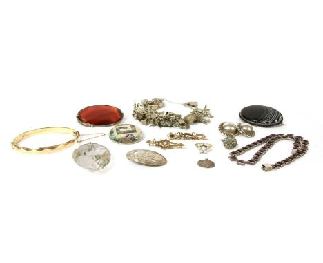 A quantity of jewellery, to include a 9ct gold horseshoe brooch, Chester 1910, with metal pin, a 9ct gold split pearl swallow