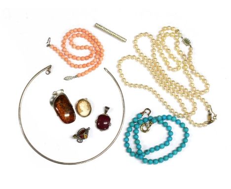 A quantity of jewellery, to include a single row uniform cultured freshwater pearl necklace with white gold split pearl and g
