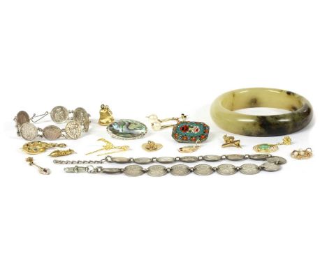 A quantity of jewellery, to include a pair of cultured freshwater pearl earrings, tested as approximately 9ct gold, a single 