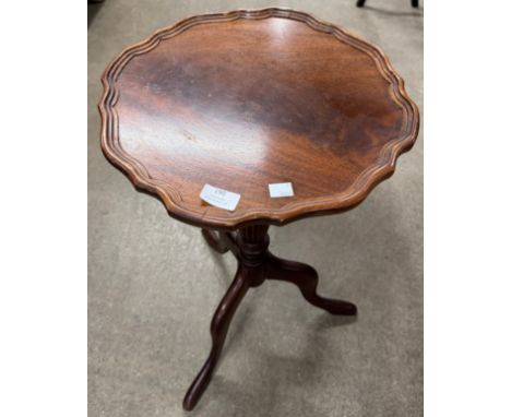 A Regency style mahogany tripod wine table 