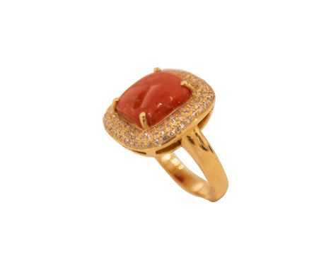 Ring GG 750/fein mit Brillanten zus.ca. 0,68ct, und eine Koralle Cabuchon ca. 4,43ct, Gesamtgewicht 8,1 g RW 56|Ring yellow g