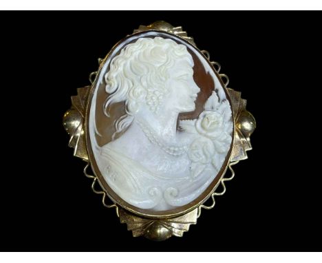 Large cameo brooch/pendant with substantial 9 carat gold mount, 7.25cm by 6cm, together with 9 carat gold tie pin (2).