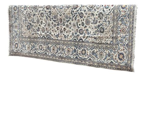 Fine hand knotted Persian Keshan carpet 3.10 by 1.95.