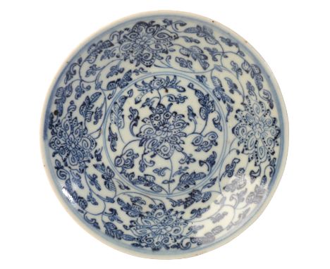 A CHINESE PORCELAIN BLUE AND WHITE DISHbearing a six character seal mark to the base, Qing dynasty, decorated with lotus flow