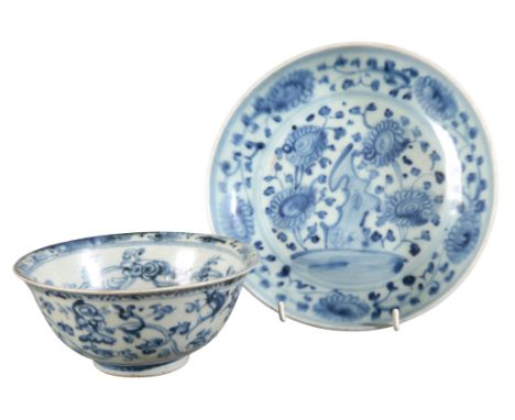 TWO PIECES OF CHINESE BLUE AND WHITE 'SHIPWRECK' PORCELAINQing dynasty, including a plate decorated with peonies, 20cm diamet