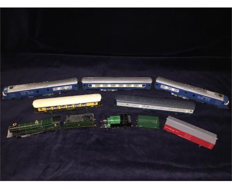 Selection of 00 scale loco's and carriages