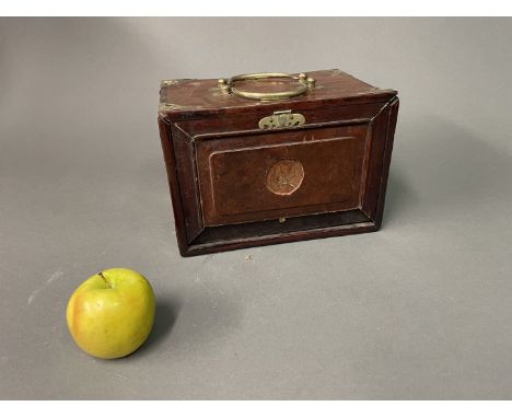 CHINE - Début XXe siècle  Jeu de MAHJONG Bois et garniture de métal argenté H. 16,5 cm - L. 24,5 cm - P. 16,5 cm Manques et u