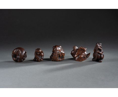 JAPON - XXe siècle  Lot de 5 NETSUKE en forme de félins ou rongeurs Bois sculpté, yeux incrustés H. maximum 4,5  cm 