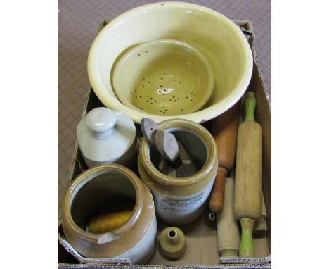 Box of ceramic kitchenalia