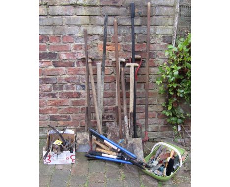 Quantity of garden tools